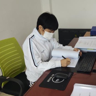 私车“带货”热卖农产 女书记帮贫困户挣回汗水钱