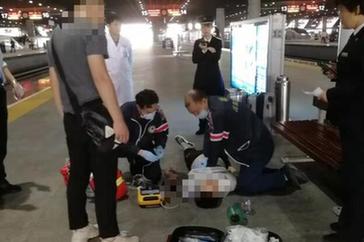春运高铁上旅客突发病休克,深圳北站工作人员紧急用AED救命