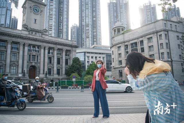 4月14日，江汉关前，一个女生正在街拍。