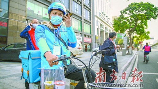 外卖快递骑手的一天：城市加速运转 他们加速奔跑