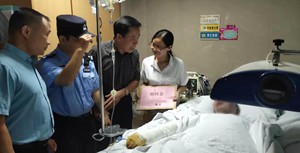 广州“面包叔”救人被烧伤 街坊17小时筹款20万元救助