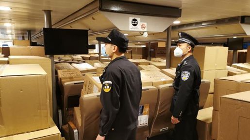 17吨海外采购防控物资抵达广州 番禺边检站协助快速通关
