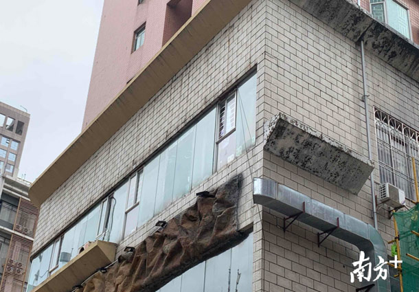 从玻璃窗到杠铃片、消毒液...@深圳人，当心高空坠物