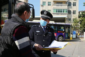 抗疫一线的大家与小家，有位党员这样做