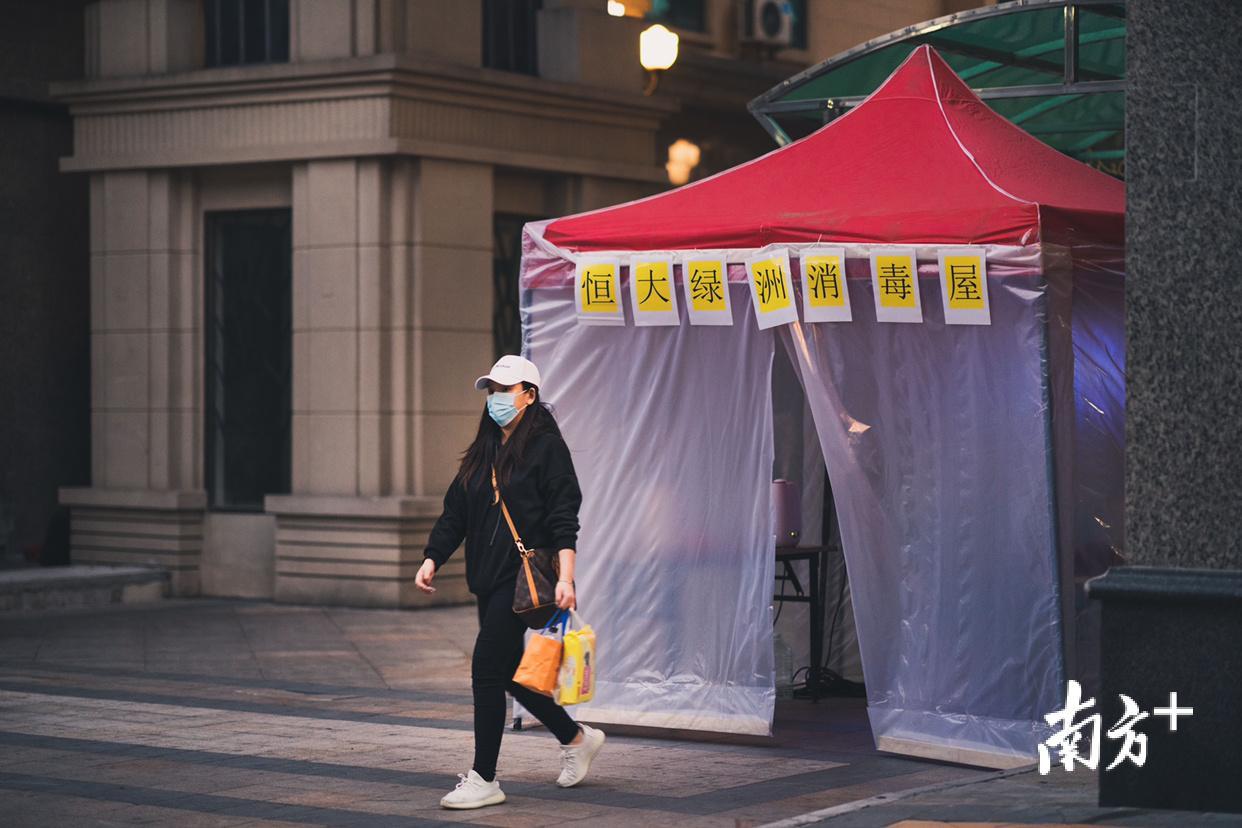 2月8日，中山某小区的大门出入口建起了消毒屋，进出的居民必须进消毒屋消毒并测体温。梁嘉俊 摄