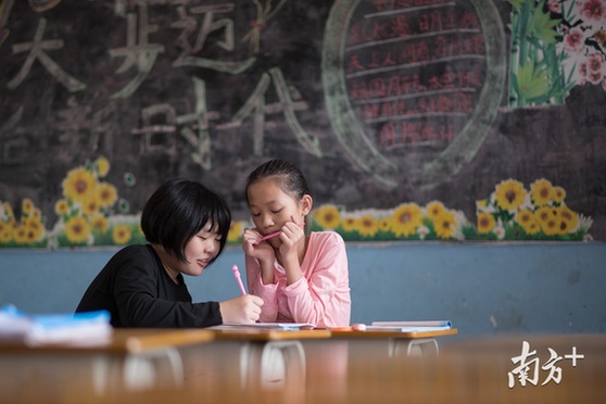 10月底，思莹回到甲隆小学上课，同学覃金桃帮她补习落下的功课。