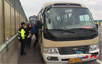 49名乘客滞留高速，广珠西线及时帮助转移
