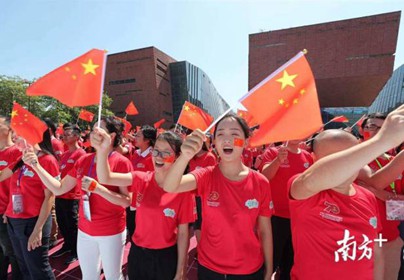 数千名粤港澳三地青年快闪拼出“祖国好”