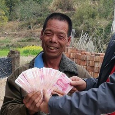 水晶梨产业带起扶贫后劲 贫困户返岗保障稳定脱贫