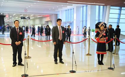 广东省十三届人大三次会议首场“代表通道”集体采访