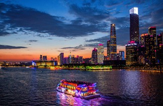 日落红霞照清波