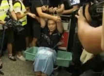 香港中联办强烈谴责香港机场严重暴力行径 香港中联办强烈谴责香港机场严重暴力行径