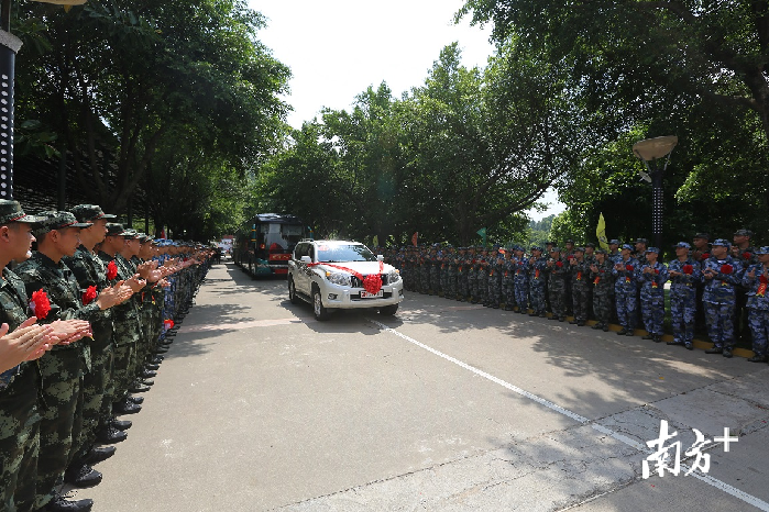 425名年轻人踏上了入伍的新征程。