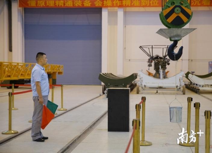 吊装技师石创峰在指挥吊车练习。