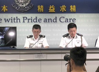 暴徒用削尖铁枝击穿冲锋车窗刺伤警员，港警称周末21名警员受伤