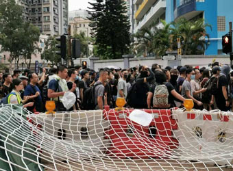 香港海心公园游行开始，出发点沿街商铺大白天被迫关门