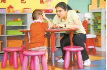 “最美奋斗者”赖英英:17年护理1500多名孤残儿童 “最美奋斗者”赖英英:17年护理1500多名孤残儿童