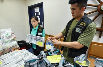 涉嫌藏有攻击性武器 香港警方在港岛西区拘捕8人