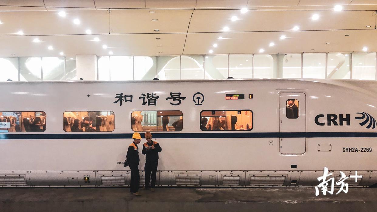 12月23日早上，在广州南站站台，工作人员进行安全检查。一年一度的春运很快来到。SIMON 摄