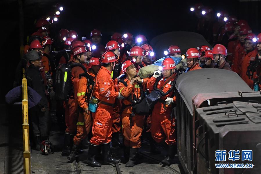 （突发事件后续）（2）四川杉木树煤矿透水事故：13名矿工被困地下313米80多小时后奇迹生还
