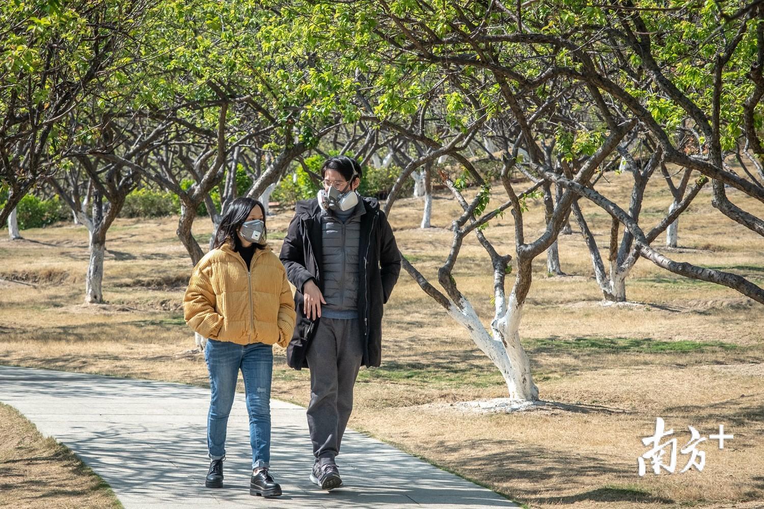 广州萝岗香雪公园，市民戴口罩在阳光下散步。二言大侠 摄