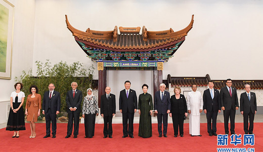 习近平和彭丽媛欢迎出席亚洲文明对话大会的外方领导人夫妇及嘉宾