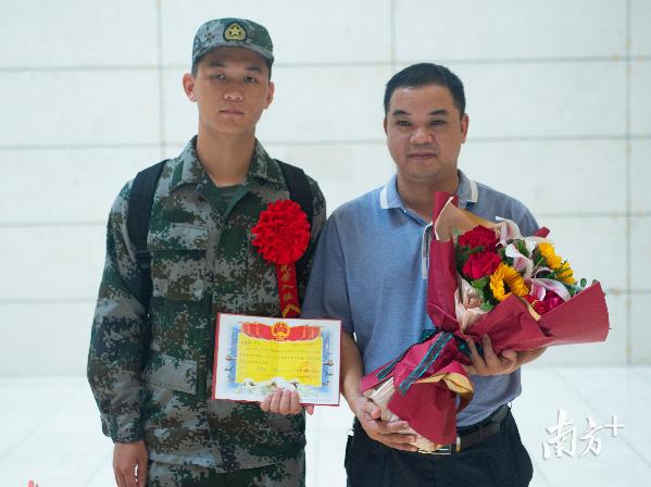 杨建望和父亲合影留念。