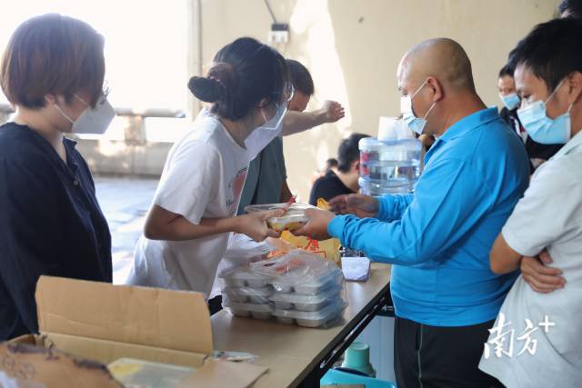广州大桥附近的热心市民来到桥底为留宿者发放热饭。