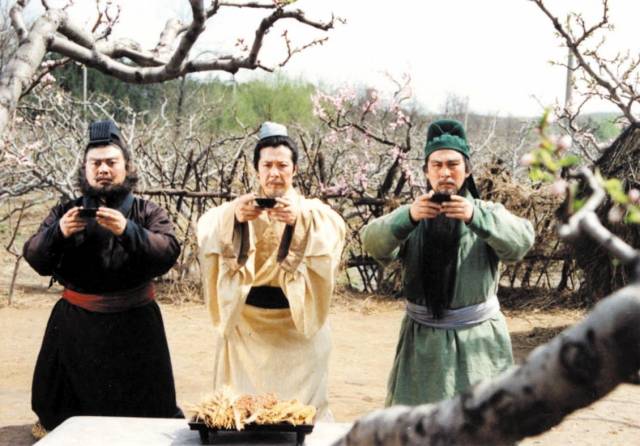 在拍摄完《三国演义》后，“刘关张”三个饰演者早已变成了生活中的真兄弟。