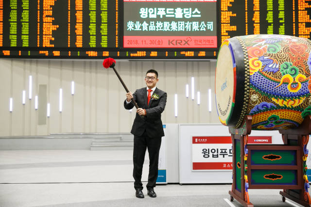 2018年11月，王显韬在韩国敲响上市鼓