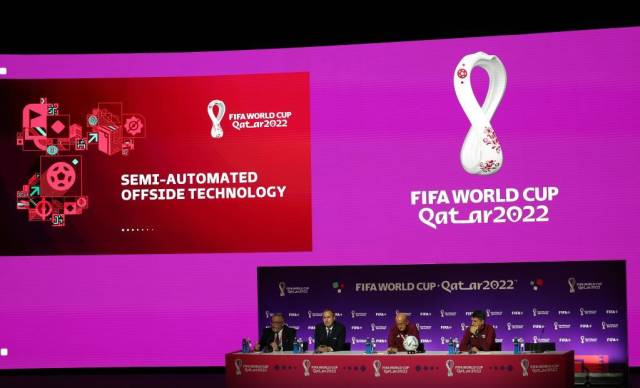 11月18日，国际足联足球技术与创新总监霍尔兹穆勒（左二）在通气会上介绍半自动越位识别技术。图源：新华社