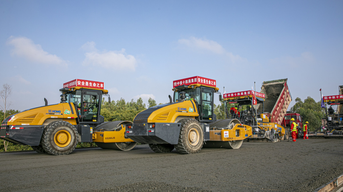3D paving technology used in Zhanjiang expressway construction