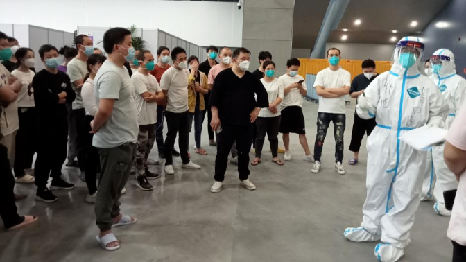 广州琶洲方舱医院内，他们主动当起了志愿者