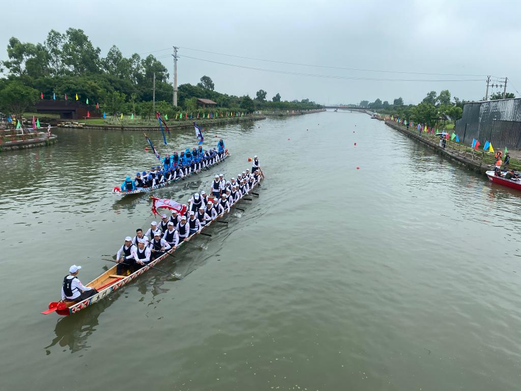 图为6月17日，当地龙舟队伍在瑞安中塘河龙舟基地练习。新华社记者魏一骏 摄