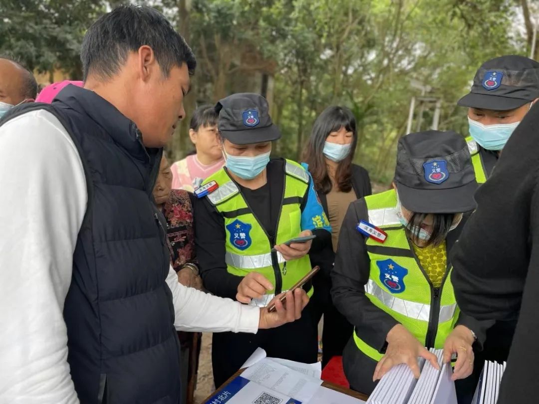 “滨海义警”协助村民完成粤居码的登记工作。