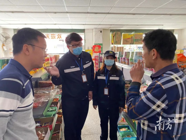 网格管理员刘衍成进行调解。