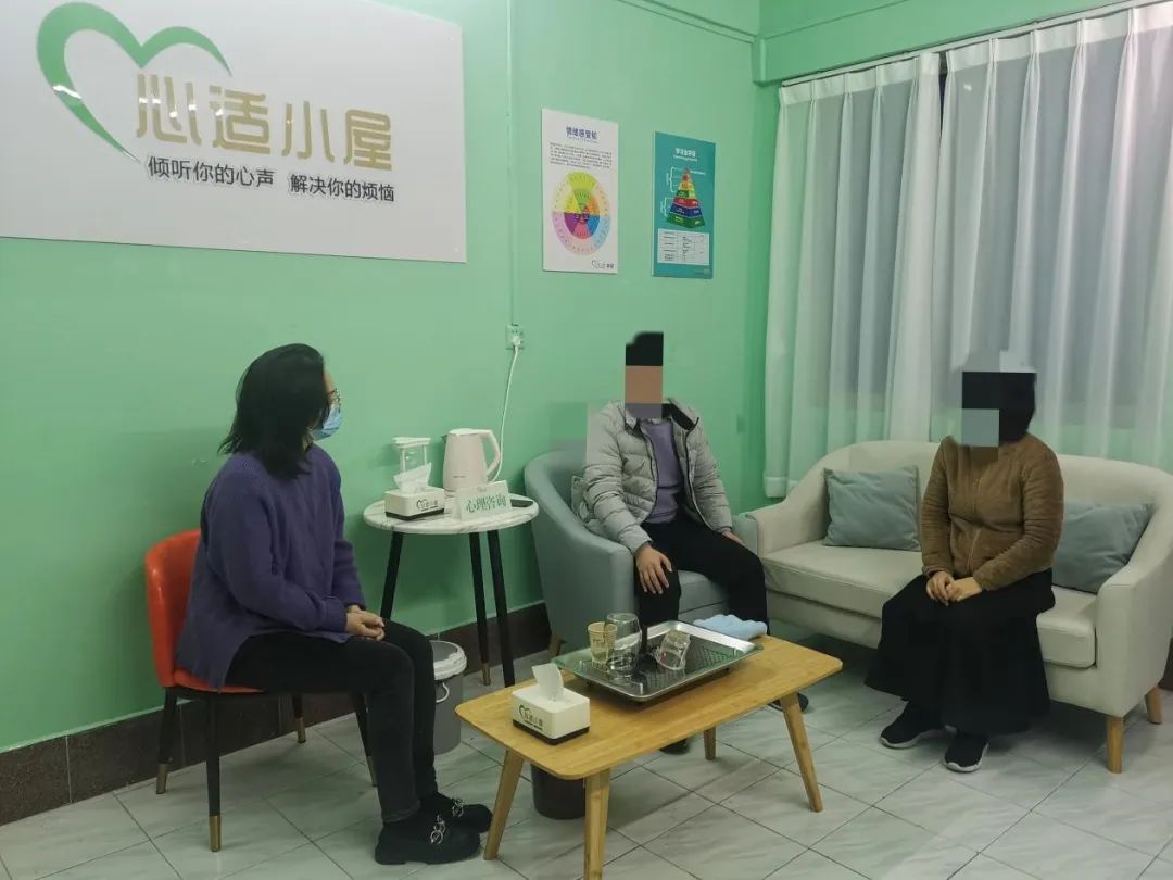 “心适小屋”东升站驻站心理咨询师为来访者调解家庭婚姻矛盾纠纷。