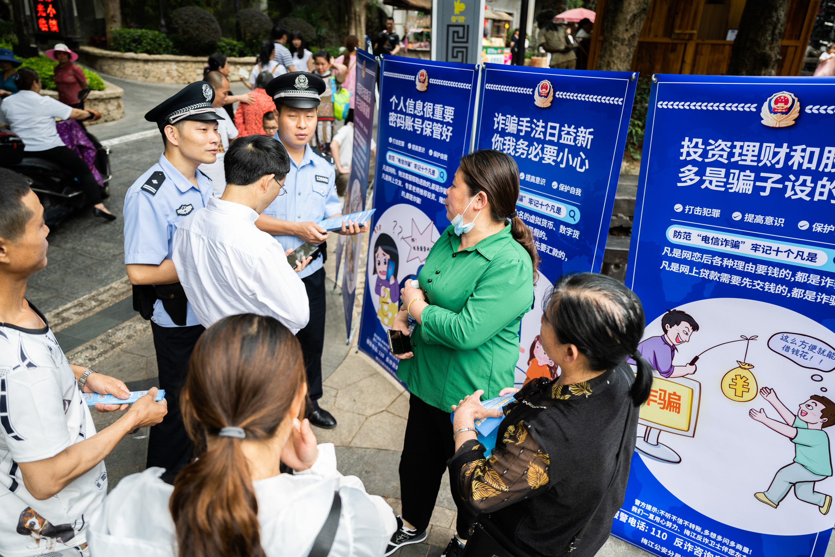 梅州梅江民警在客天下景区开展反诈宣传。（摄影：何志林）  