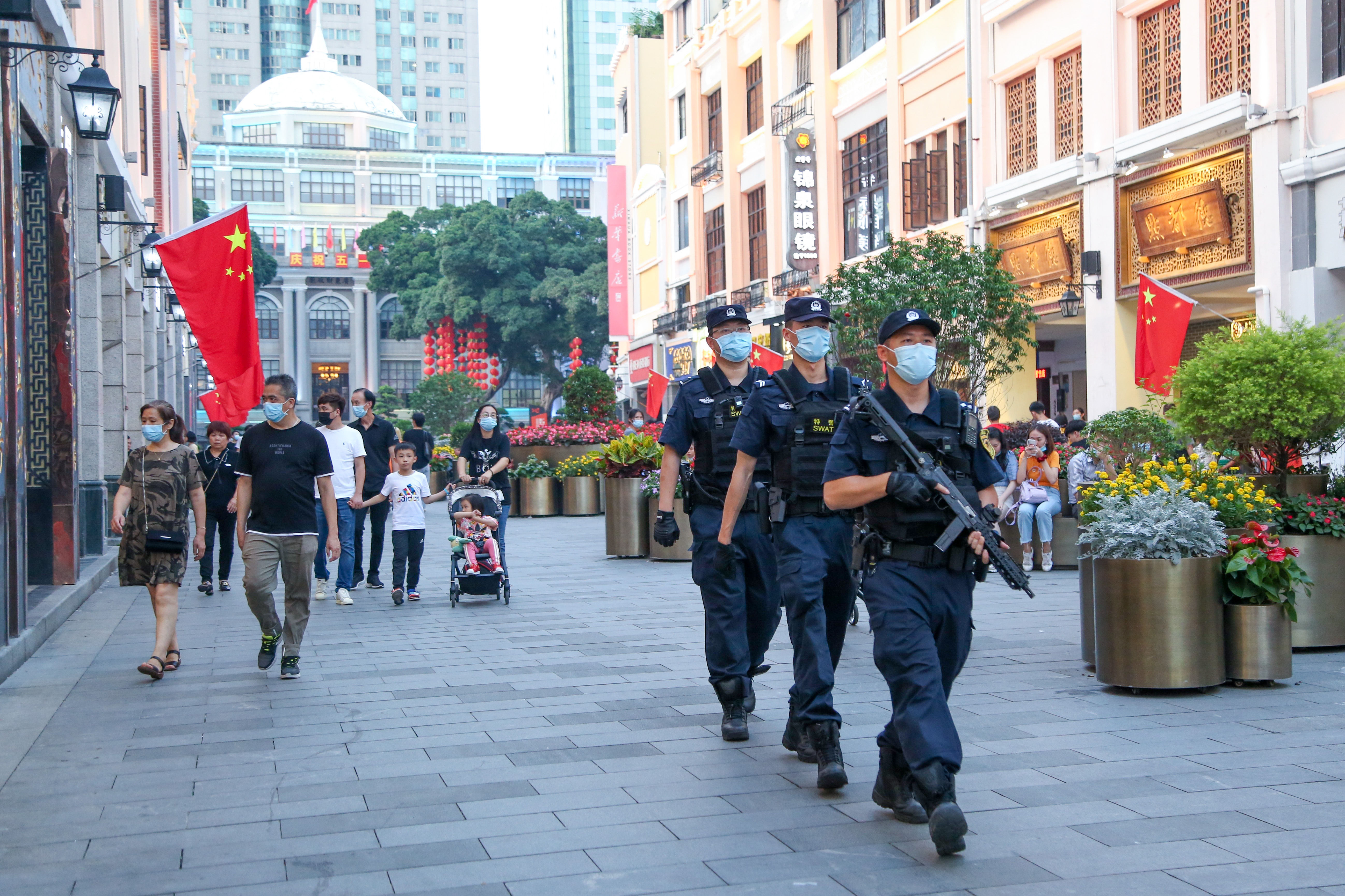 特警队员在广州市越秀区北京路商圈巡逻执勤。（摄影：庞舒尹）  