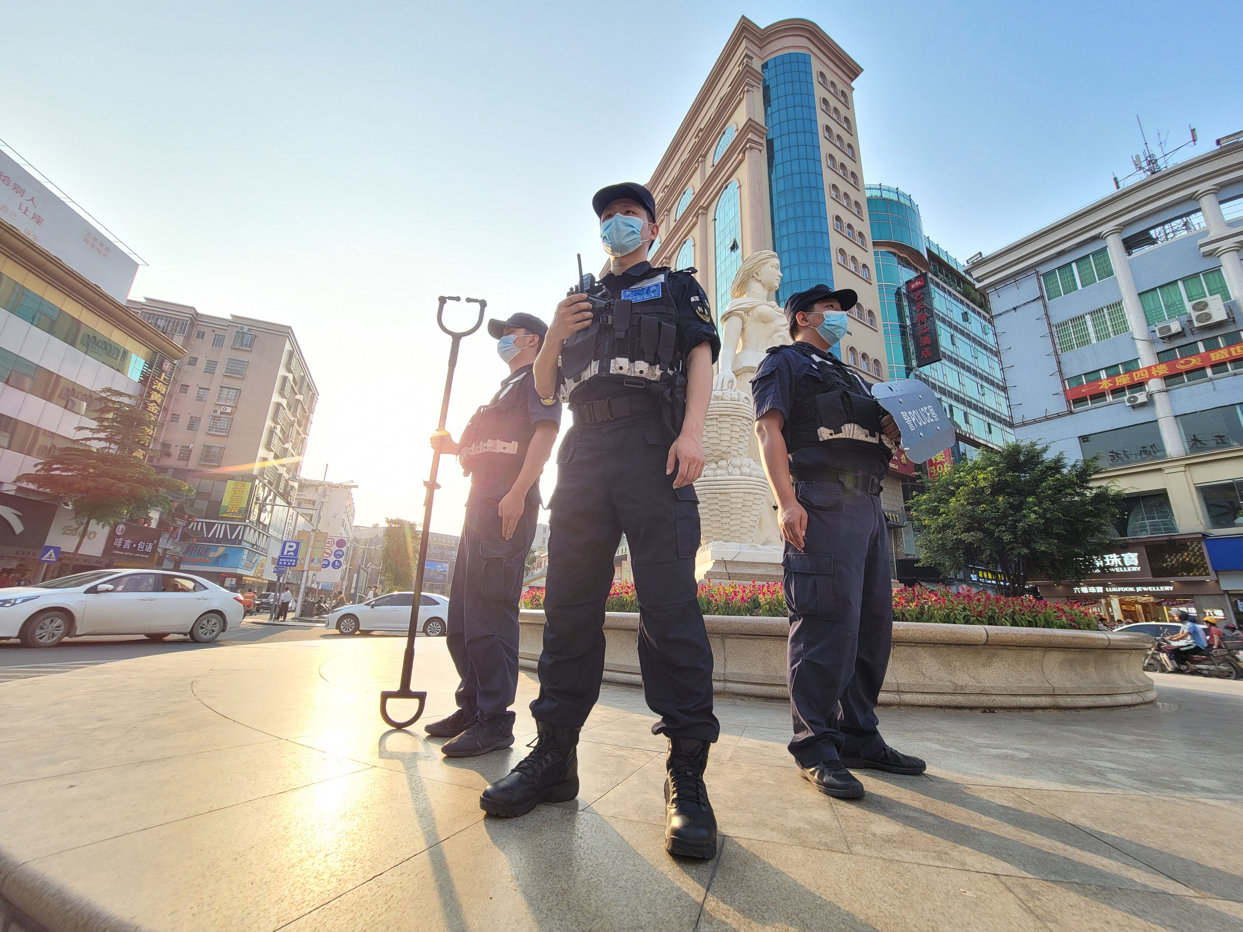 肇庆四会市公安局巡特警队员街头值守。（摄影：李炯锐）  