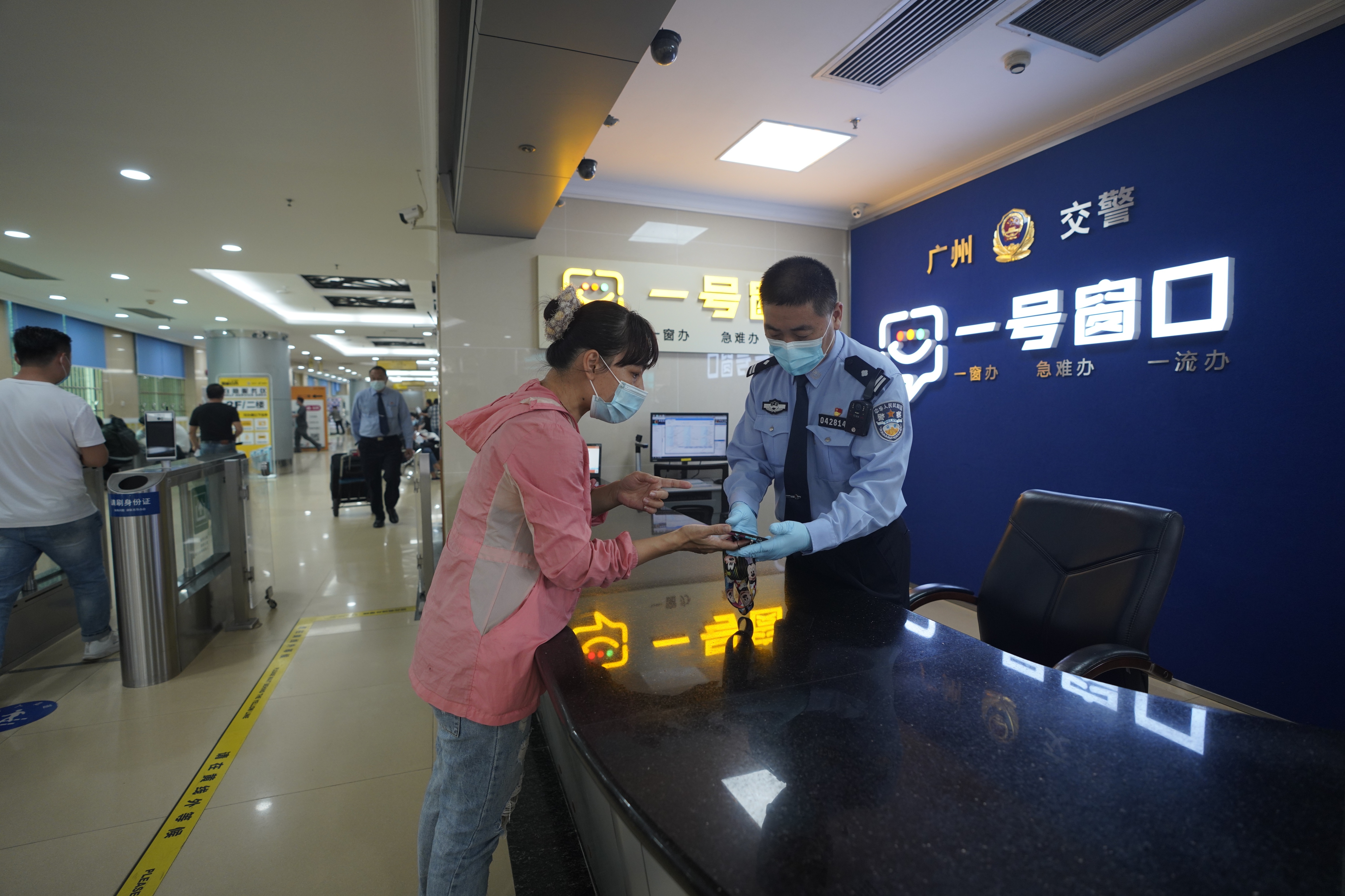 广州交警设立“一号窗口”，集中受理交通管理方面的疑难杂症业务。（警方供图） 