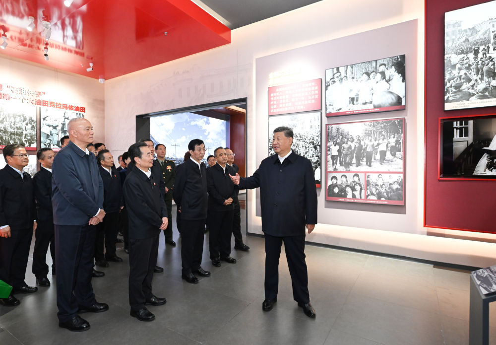 　　9月24日上午，中共中央总书记、国家主席、中央军委主席习近平在乌鲁木齐文化中心展览馆参观新疆维吾尔自治区成立70周年主题成就展。新华社记者 谢环驰 摄