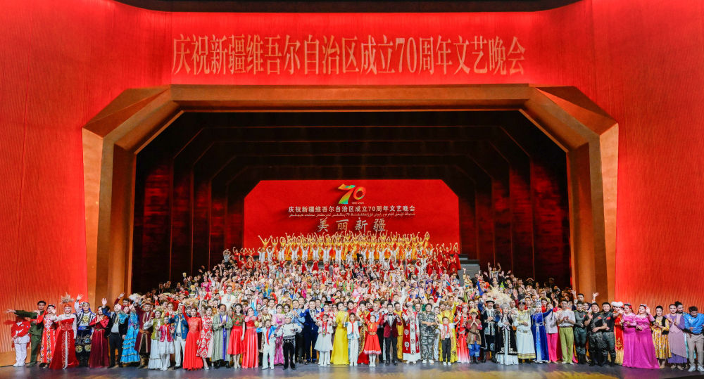 　　9月24日晚，庆祝新疆维吾尔自治区成立70周年文艺晚会《美丽新疆》在乌鲁木齐文化中心大剧院举行。新华社记者 申宏 摄