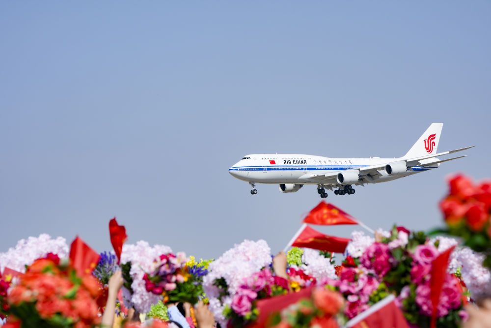 　　9月23日下午，中共中央总书记、国家主席、中央军委主席习近平率中央代表团乘专机抵达乌鲁木齐，出席新疆维吾尔自治区成立70周年庆祝活动。习近平等在机场受到新疆各族群众的热烈欢迎。新华社记者 毕晓洋 摄