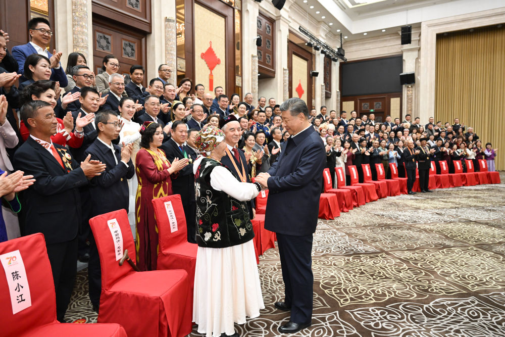 　　9月23日下午，中共中央总书记、国家主席、中央军委主席习近平在乌鲁木齐亲切接见新疆各族各界代表。这是习近平同代表亲切交流。新华社记者 谢环驰 摄
