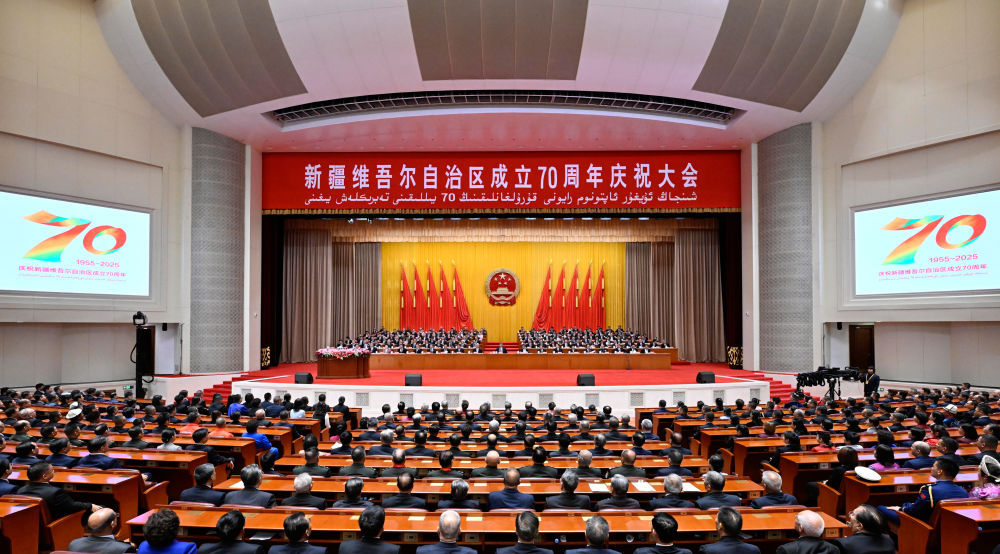 　　9月25日上午，新疆维吾尔自治区成立70周年庆祝大会在新疆人民会堂隆重举行。中共中央总书记、国家主席、中央军委主席习近平出席庆祝大会。王沪宁、蔡奇出席大会。新华社记者 申宏 摄