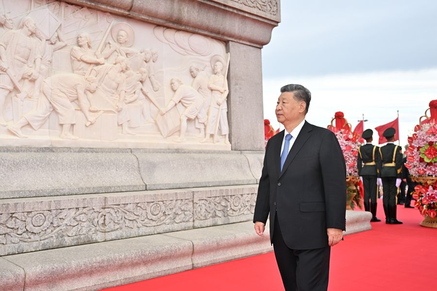 　　2024年9月30日，习近平总书记来到北京天安门广场，出席烈士纪念日向人民英雄敬献花篮仪式。这是习近平总书记瞻仰人民英雄纪念碑。新华社记者 殷博古 摄