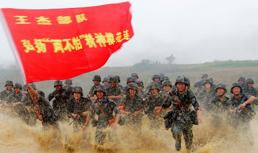在一次对抗演习中，“王杰班”所在连队官兵发起冲锋（2015年6月25摄）。新华社发（赵聪 摄）