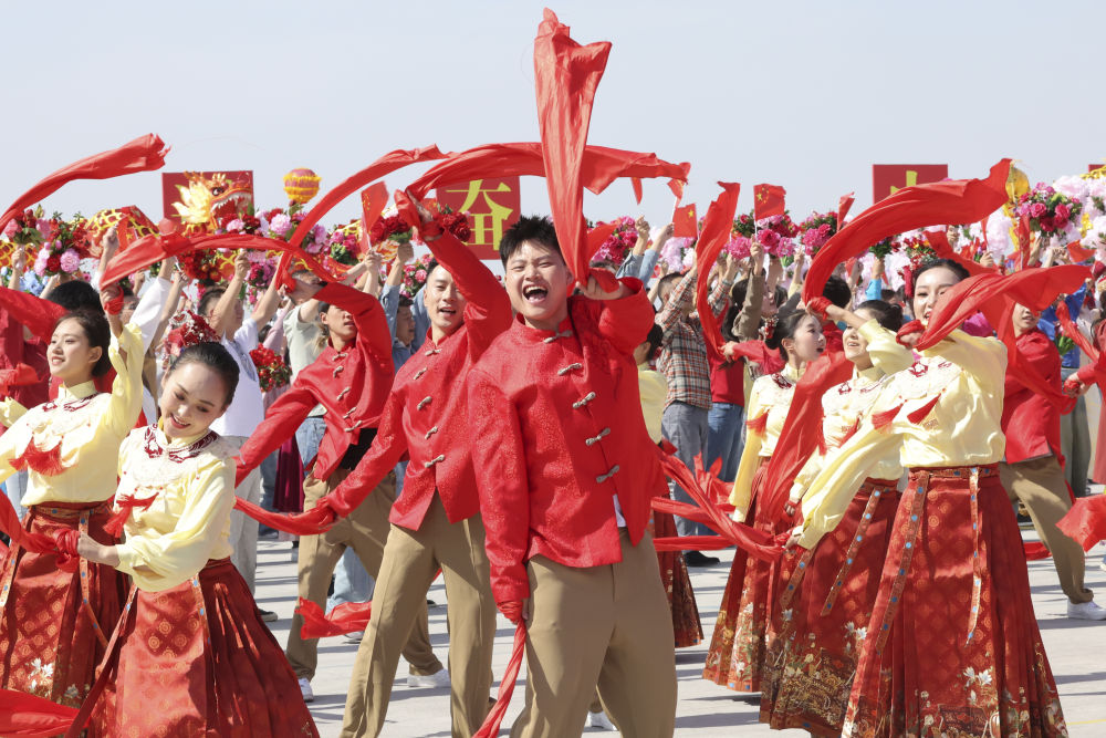 　　9月23日下午，中共中央总书记、国家主席、中央军委主席习近平率中央代表团乘专机抵达乌鲁木齐，出席新疆维吾尔自治区成立70周年庆祝活动。习近平等在机场受到新疆各族群众的热烈欢迎。新华社记者 姚大伟 摄