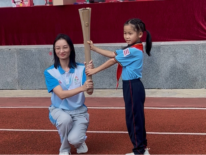 第15场比赛和残奥会火炬进入广州Qicong School